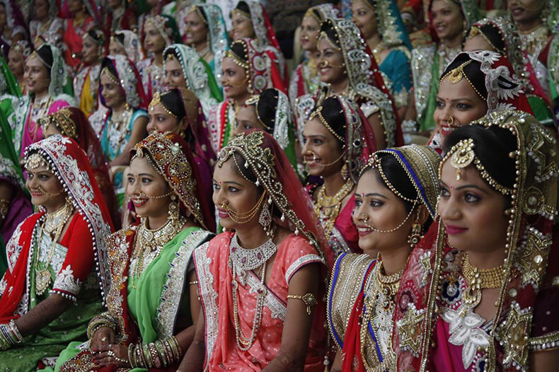 В День отца индийский бизнесмен принял поздравления от 472 дочерей