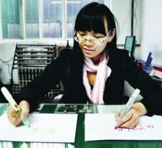 Китаянка пишет руками и ногами одновременно + видео