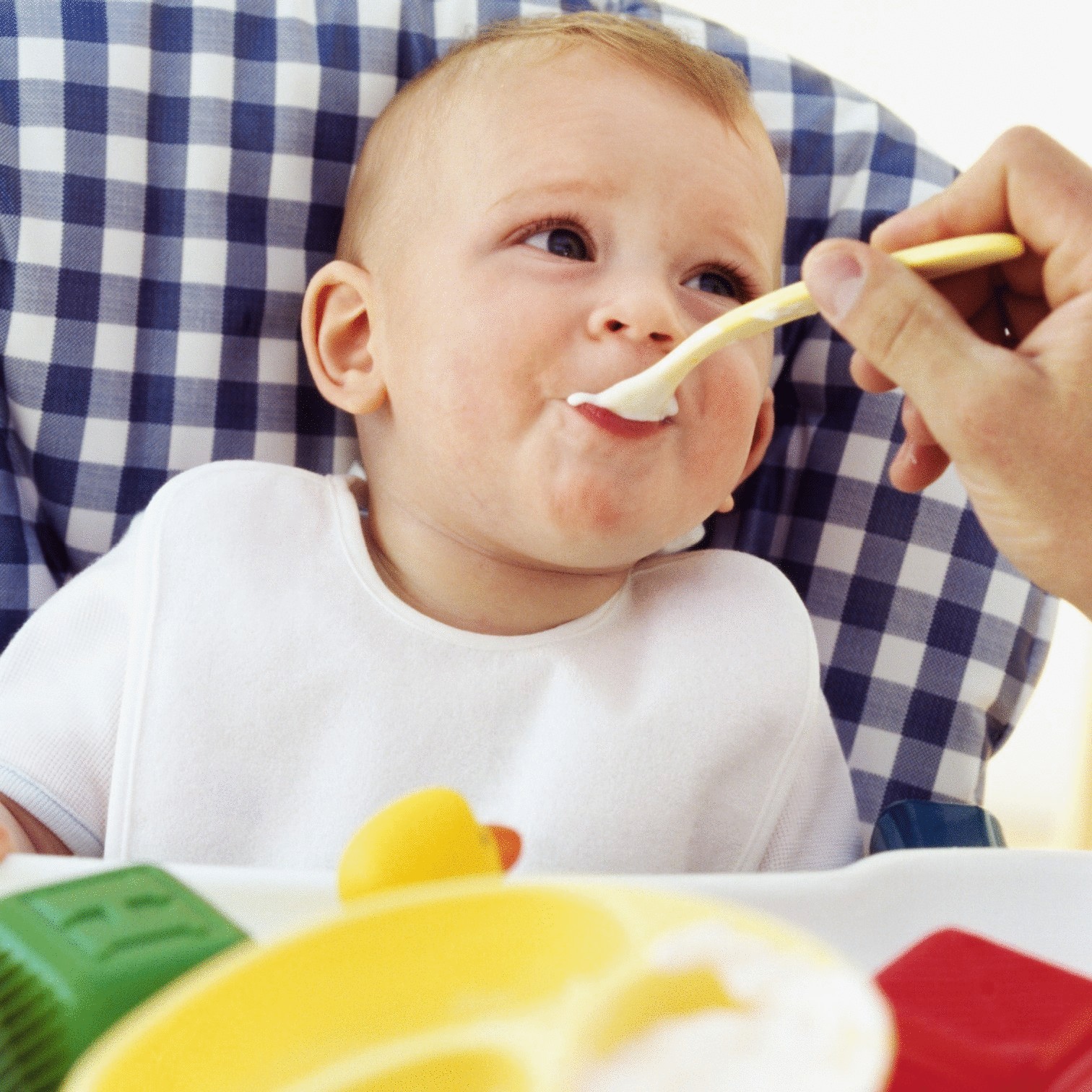 Дети едят масло. Питание детей. Малыш кушает. Еда для детей. Маленький ребенок кушает.