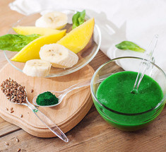 Зеленый коктейль со спирулиной и шпинатом