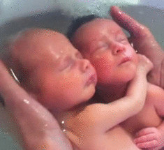 Эти новорожденные близнецы обнимаются! Удивительное и трогательное видео