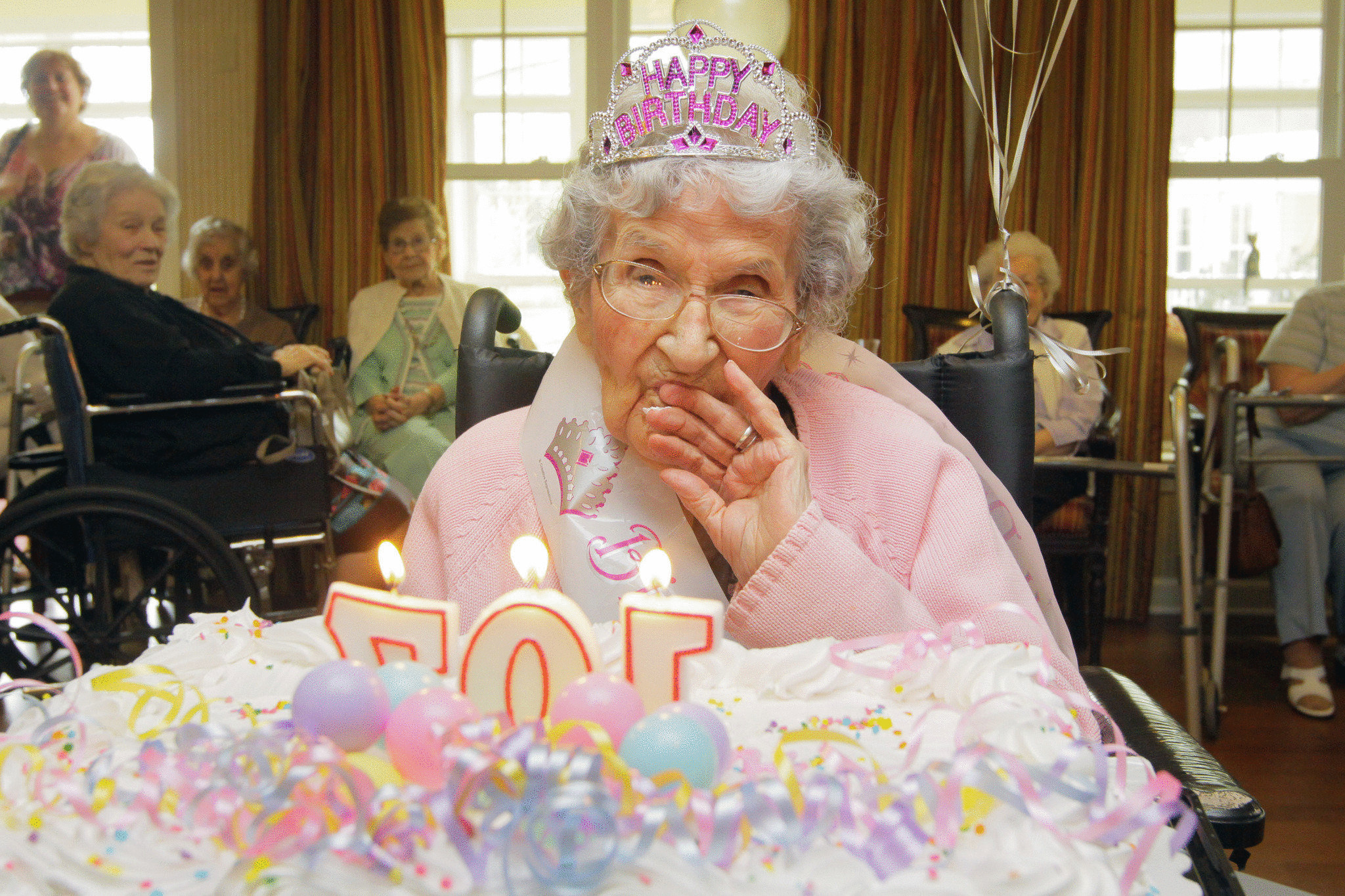 Сколько старухи живут. Долгожители 100 лет. Столетняя бабушка. Юбилей 100 лет. Люди которые прожили 100 лет.