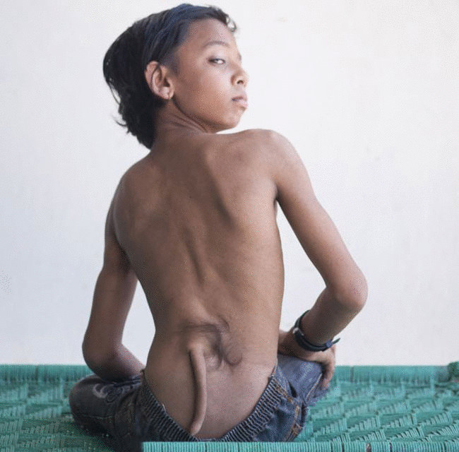 Аршид Али Хан— индийский мальчик, считающий себя богом обезьян