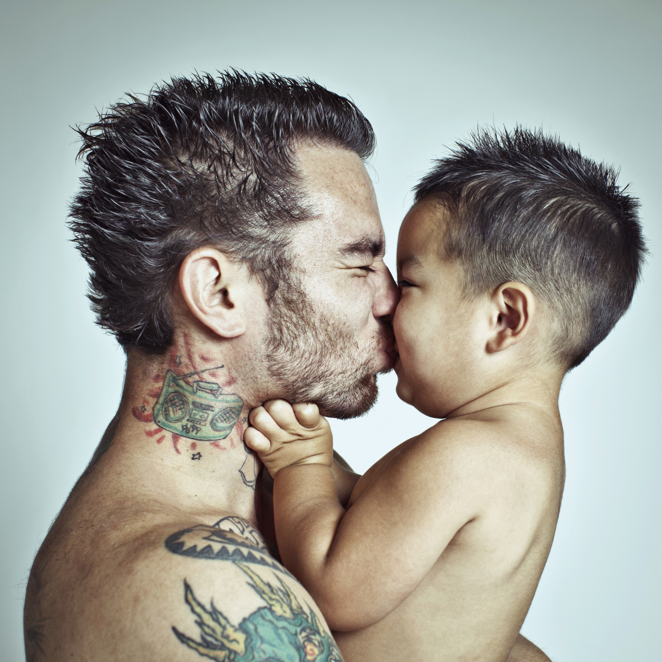 Реклама отец и сын. Фотосессия отец и сын. Татуированные родители с детьми. Фотосессия с сыном. Стрижка папа и сын.