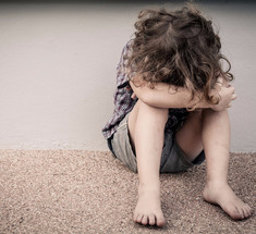 Как длительный стресс в детстве влияет на депрессию в зрелости