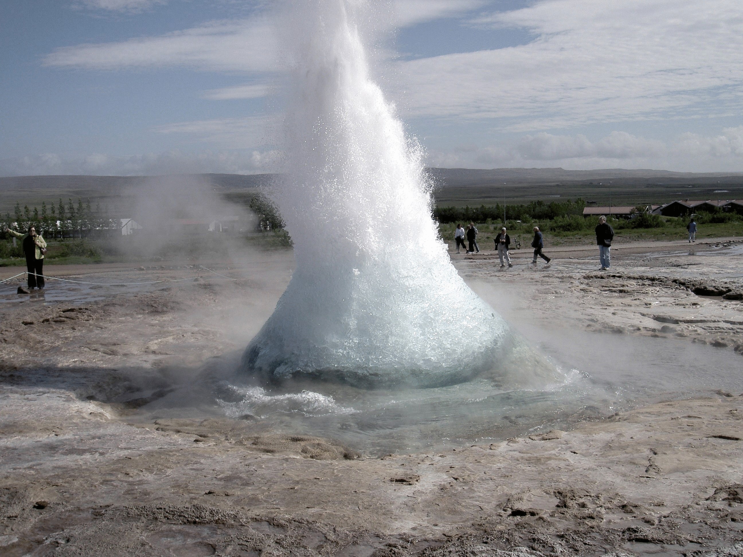 Вода гейзеров исландии. Великий Гейсир Исландия. Гейзер Гейсир Исландия. Гейзер Строккюр в Исландии. Гейзер фонтан Долина гейзеров.