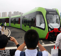 В Китае создан безрельсовый поезд-электробус
