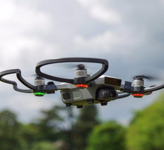 Amazon предлагает подзаряжать электромобили на ходу при помощи дронов