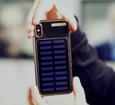 Российская компания Caviar представила iPhone X со встроенной солнечной панелью