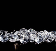 Сверхбыстрые лазерные импульсы превращают углерод в алмаз при комнатной температуре 