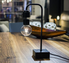 Дизайнеры создали красивую лампу с парящим в воздухе светом