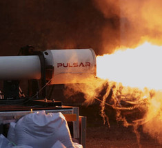 Инженеры проводят испытания ракетного двигателя на пластиковых отходах