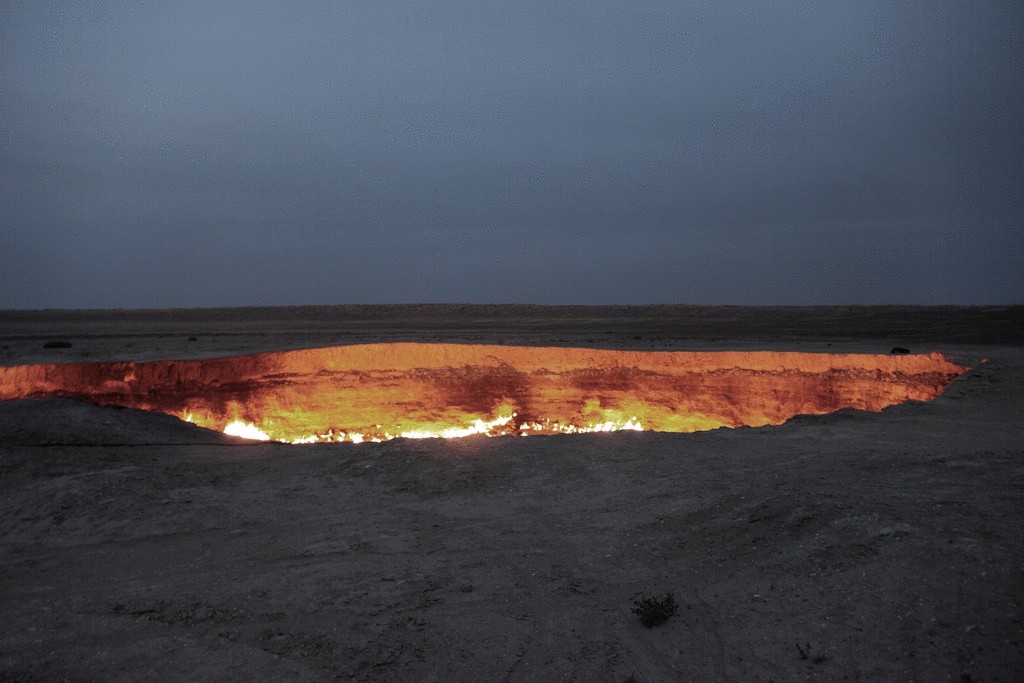 10 км под землей. Туркмения Дарваза врата ада. Газовый кратер врата ада Туркменистан. "Врата ада" (кратер Дарваза) - Туркменистан.. Дарваза газовый кратер в Туркменистане.