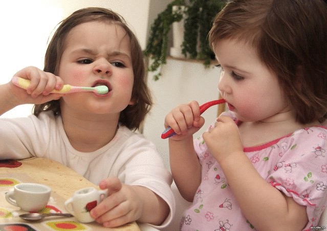 Как помочь ребенку, когда режутся зубки 