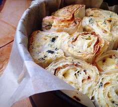 Слоёный пирог из лаваша с сыром и зеленью — гениальная простота!
