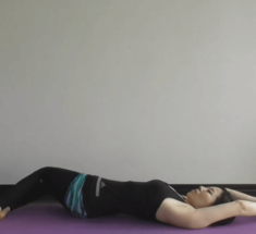 Повороты коленей: Упражнение для тонкой талии и здоровой спины 