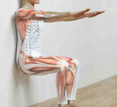 Упражнение «Стульчик у стены» для коррекции нижней части тела