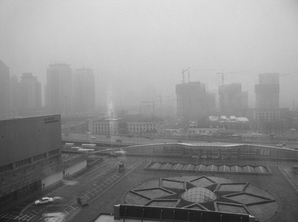 Пекин покрыт смогом, по степени загрязнения превышающий все нормы