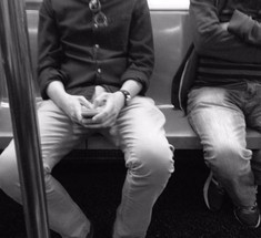 Вот так и едут они в метро: он сидит, она стоит