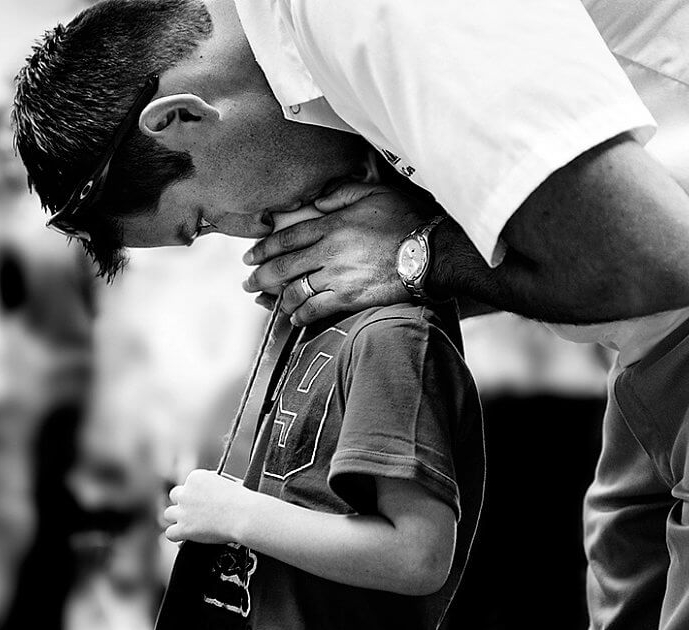Поцелуй отец сын. Папа целует сына. Поцелуй папу. Отец целует сына в губы. Отец и сын целуются.