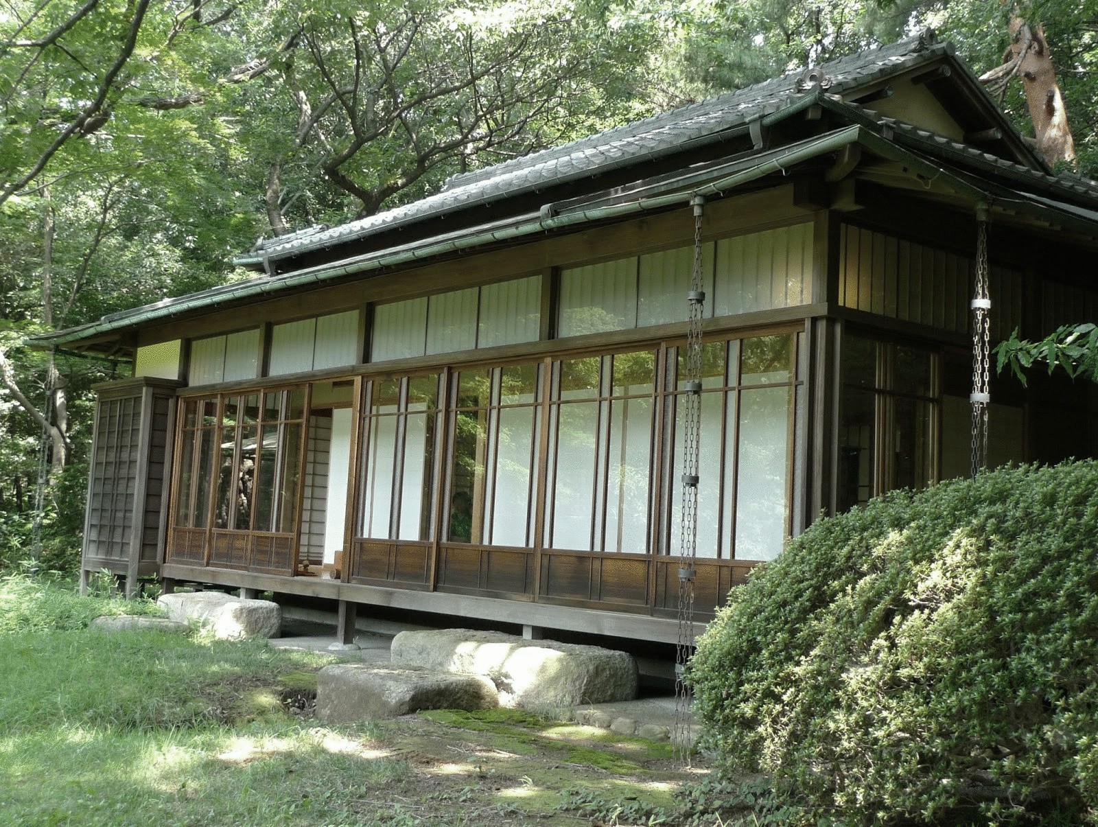 Японские дома купить. Японский дом. Дачный домик в японском стиле. Домик в японском стиле для дачи. Домик в лесу в японском стиле.