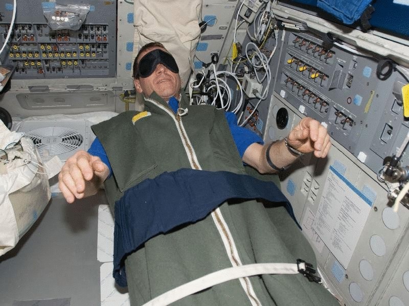 Как астронавты спят в условиях невесомости?