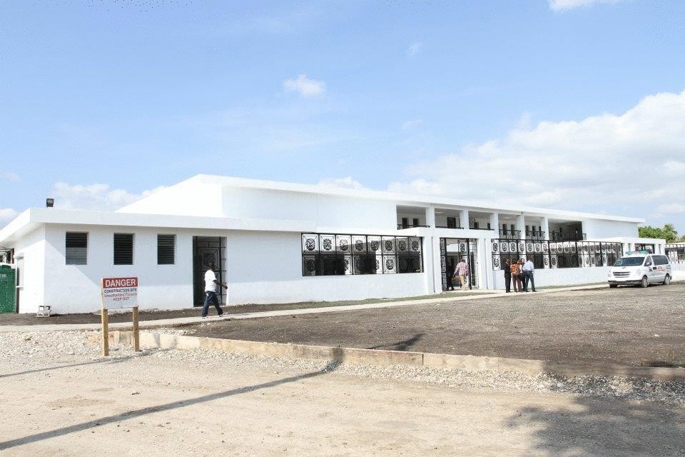 На солнечном Гаити построили первую больницу, которая работает на солнечной энергии