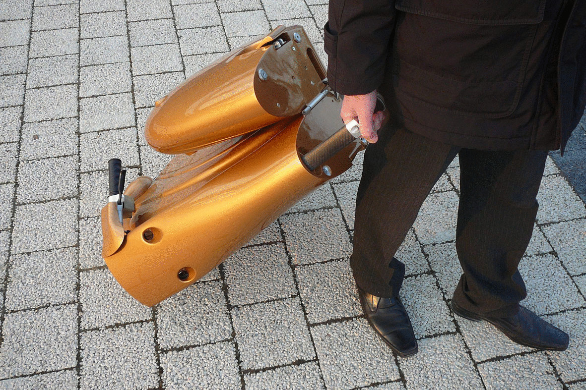 Создан скутер, который можно сложить как чемодан