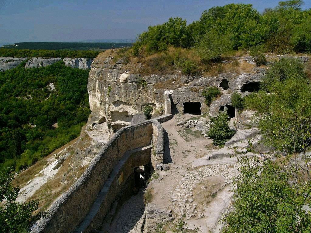 Удивительный пещерный город Чуфут-Кале в Крыму