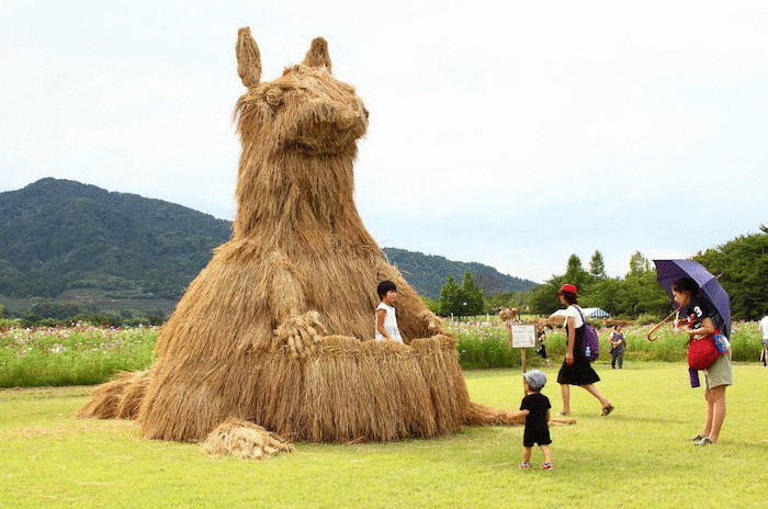 В Японии состоялся фестиваль необычных скульптур из сена