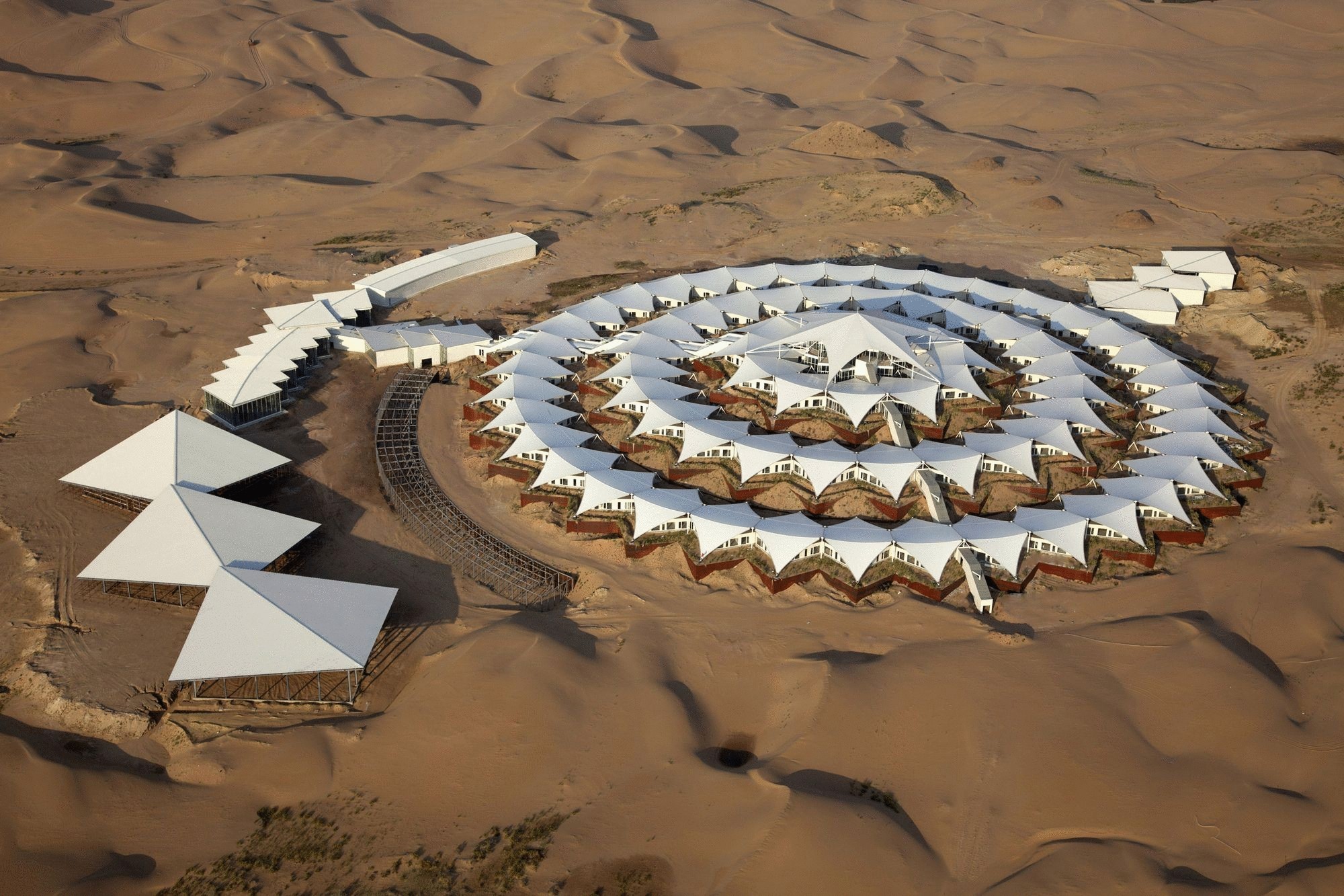 В китайской пустыне построили удивительный отель-лотос 