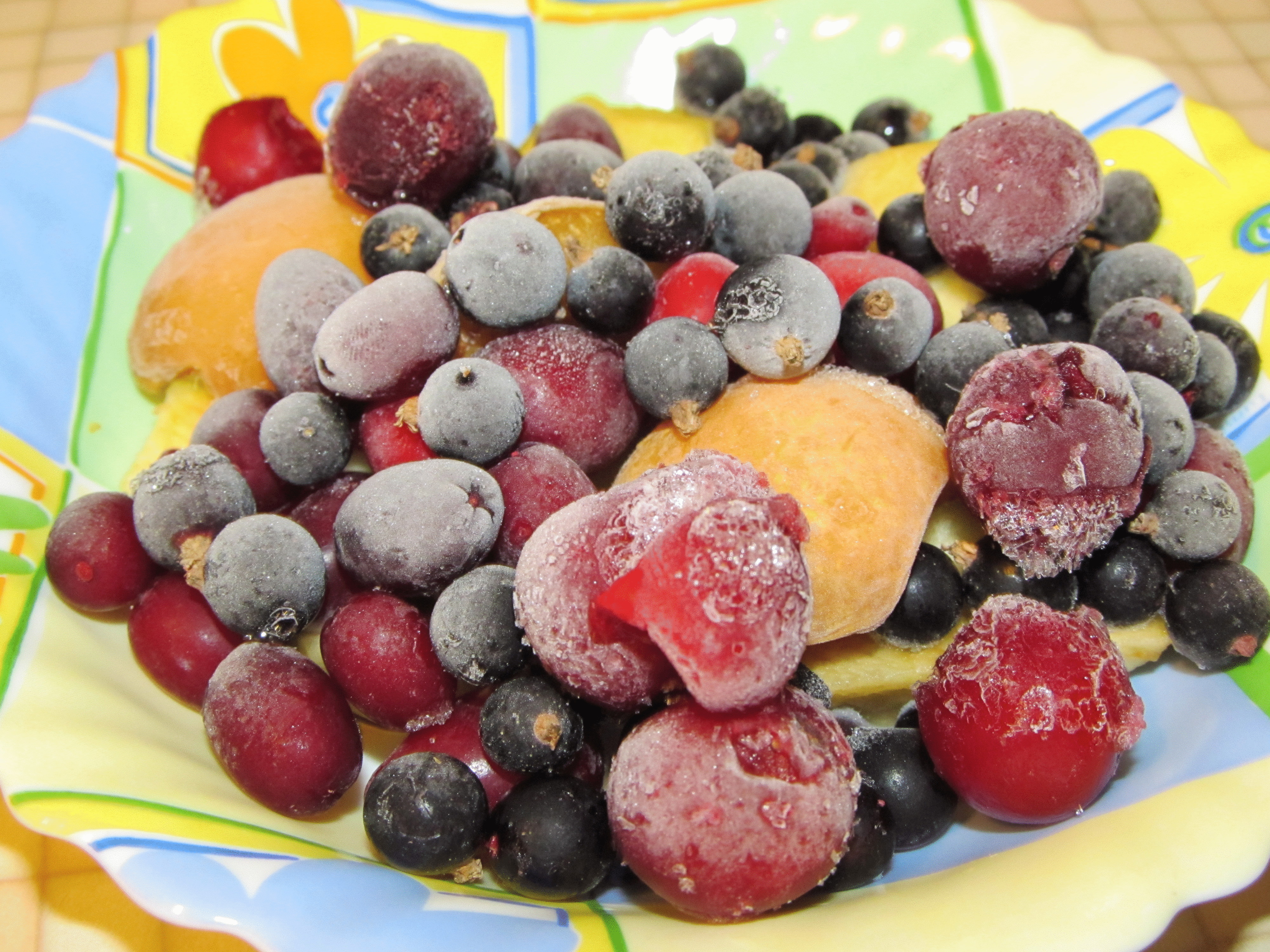Замороженные фрукты какие. Замороженные ягоды. Заморозка фруктов. Замороженные овощи и фрукты. Фруктово Ягодная смесь.