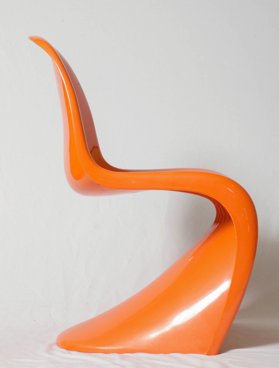 Дизайнер Герман Миллер создал модный стул из безопасного стекловолокна