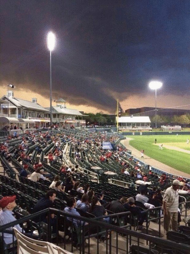 Торнадо во время бейсбольного матча в Техасе