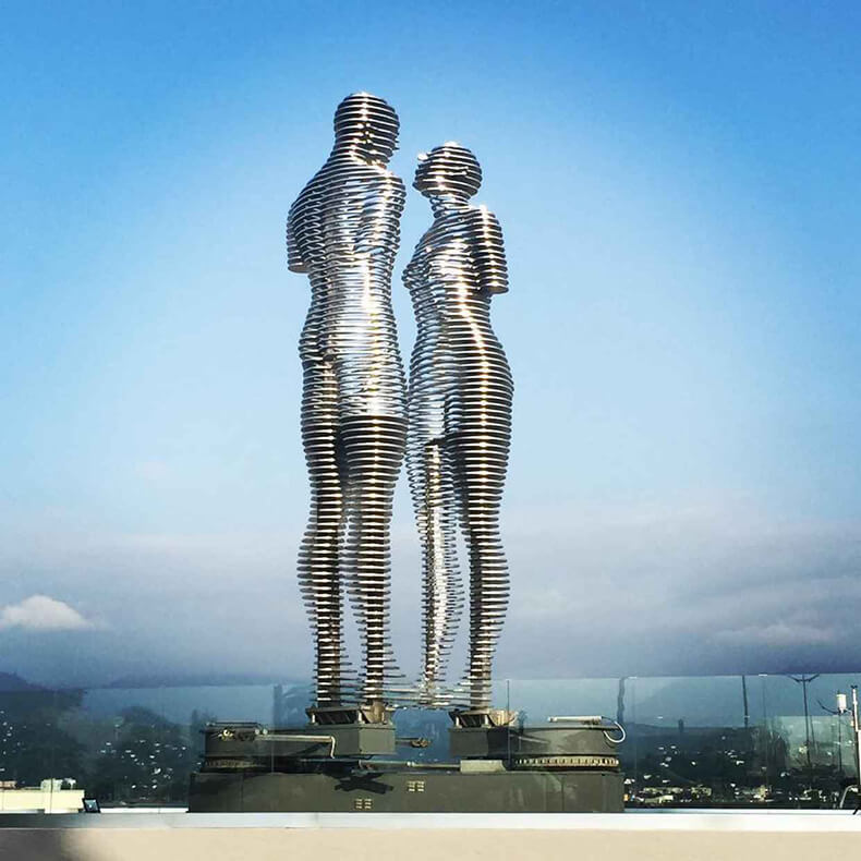 Ежедневно эти огромные 8-метровые статуи «проезжают» друг через друга