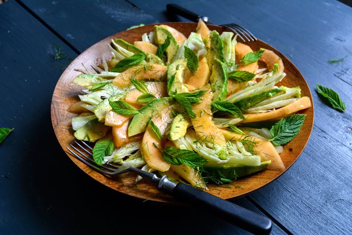 Изумительный салат из авокадо, дыни, фенхеля и мяты