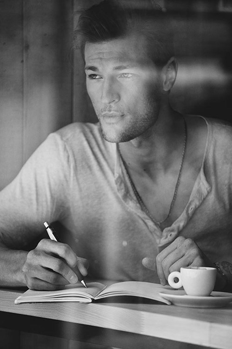 Мужик читает стих. Парень за столом. Мужчина с кофе. Мужчина пьет кофе. Мужчина с чашкой кофе.
