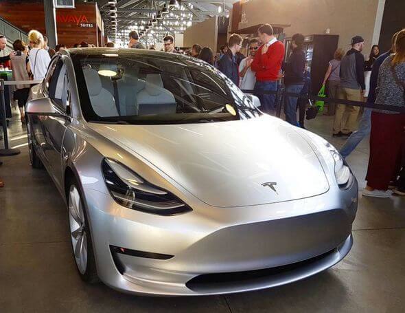 Сотрудникам Tesla показали Model 3 в награду за прибыльный квартал