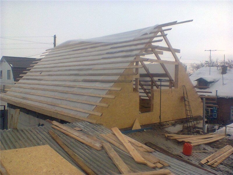 Замена крыши дома цены. Стройка крыши зимой. Реконструкция крыши частного дома. Строительные работы крыши зимой. Стройка мансарды.