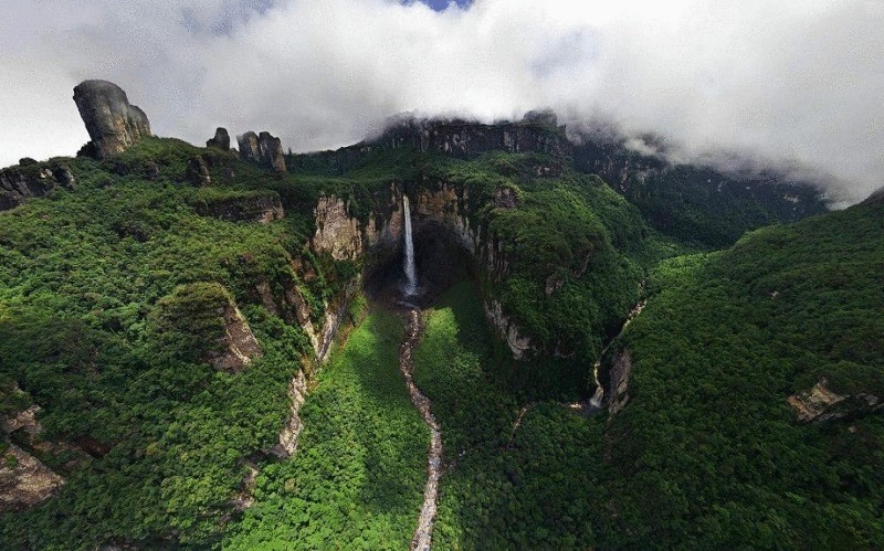 Водопад Дракон в Венесуэле, Южная Америка 