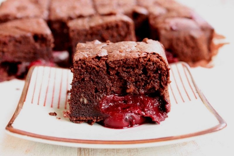Шоколадный пирог с ягодами: быстрый рецепт