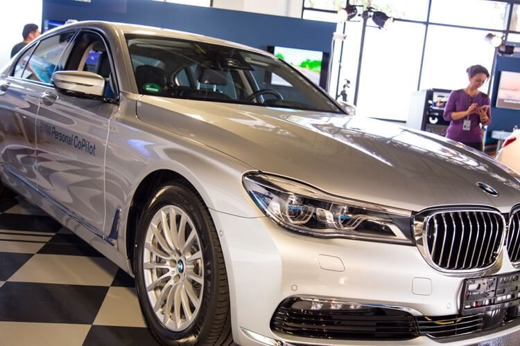 Intel и BMW показали автомобиль с функциями самоуправления