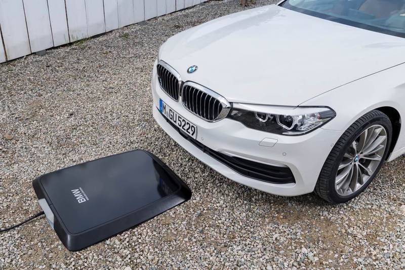 BMW предложит беспроводные зарядные станции для электромобилей в 2018 году