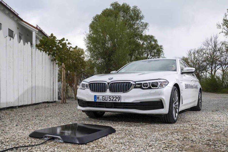 BMW предложит беспроводные зарядные станции для электромобилей в 2018 году