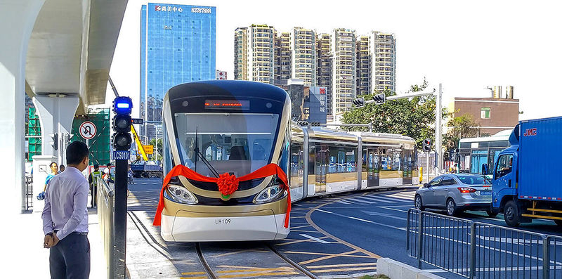 В Китае выпустили первый беспилотный трамвай