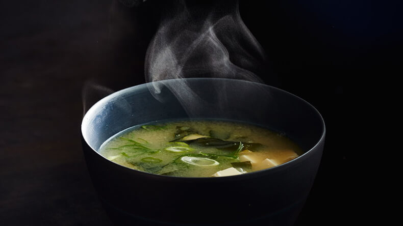Мисо-суп с бурыми или красными водорослями