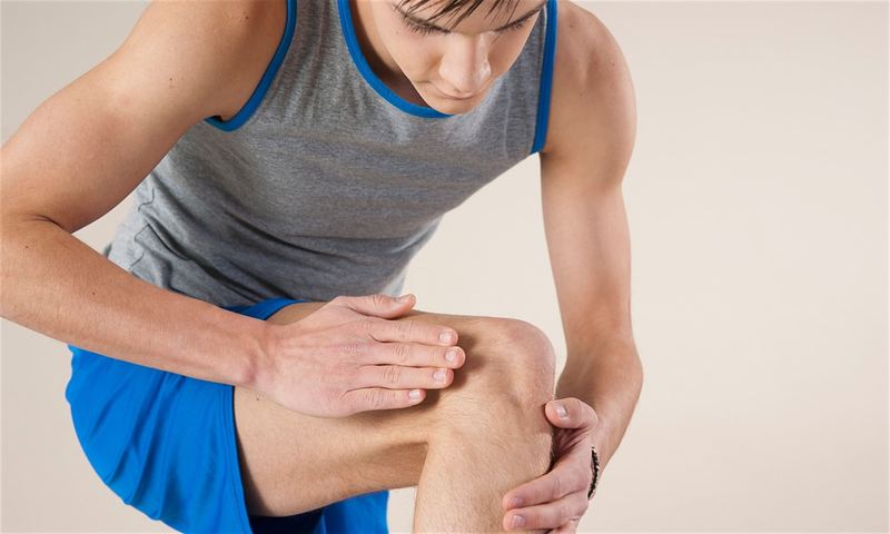Почему болят колени