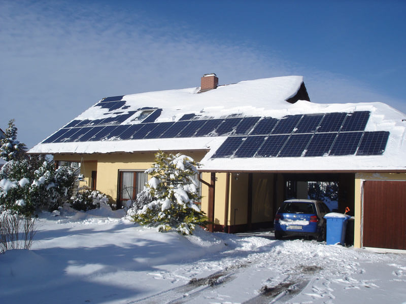 Солнечная электростанция отлично работает и в условиях зимних снегопадов