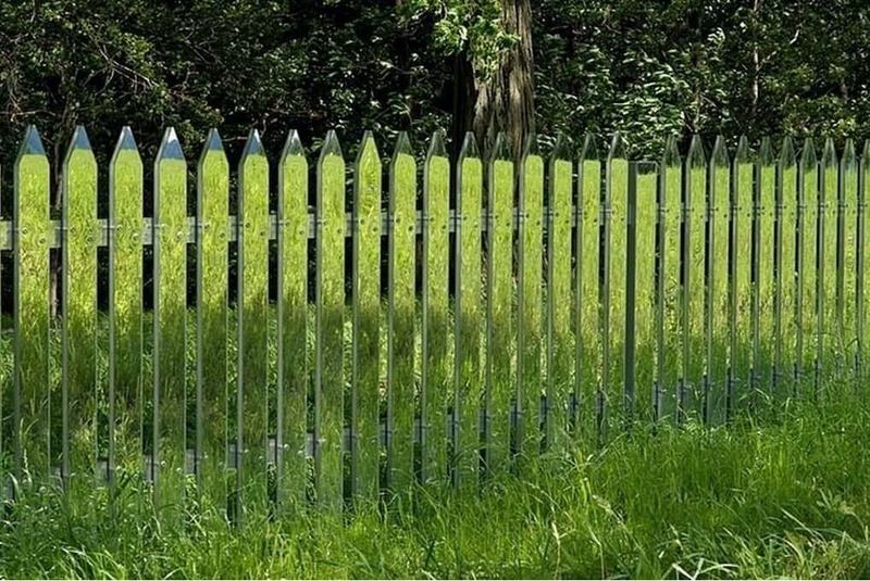 Зеркальный забор: креативная идея для сада