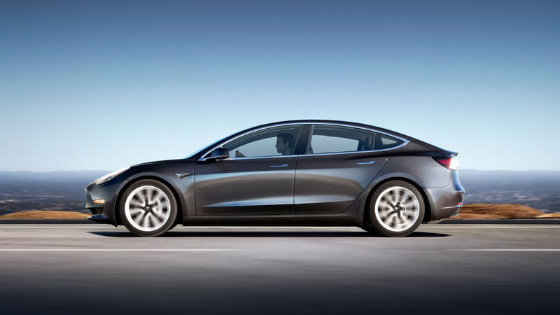 Tesla Model 3 проехала 830 км на одном заряде